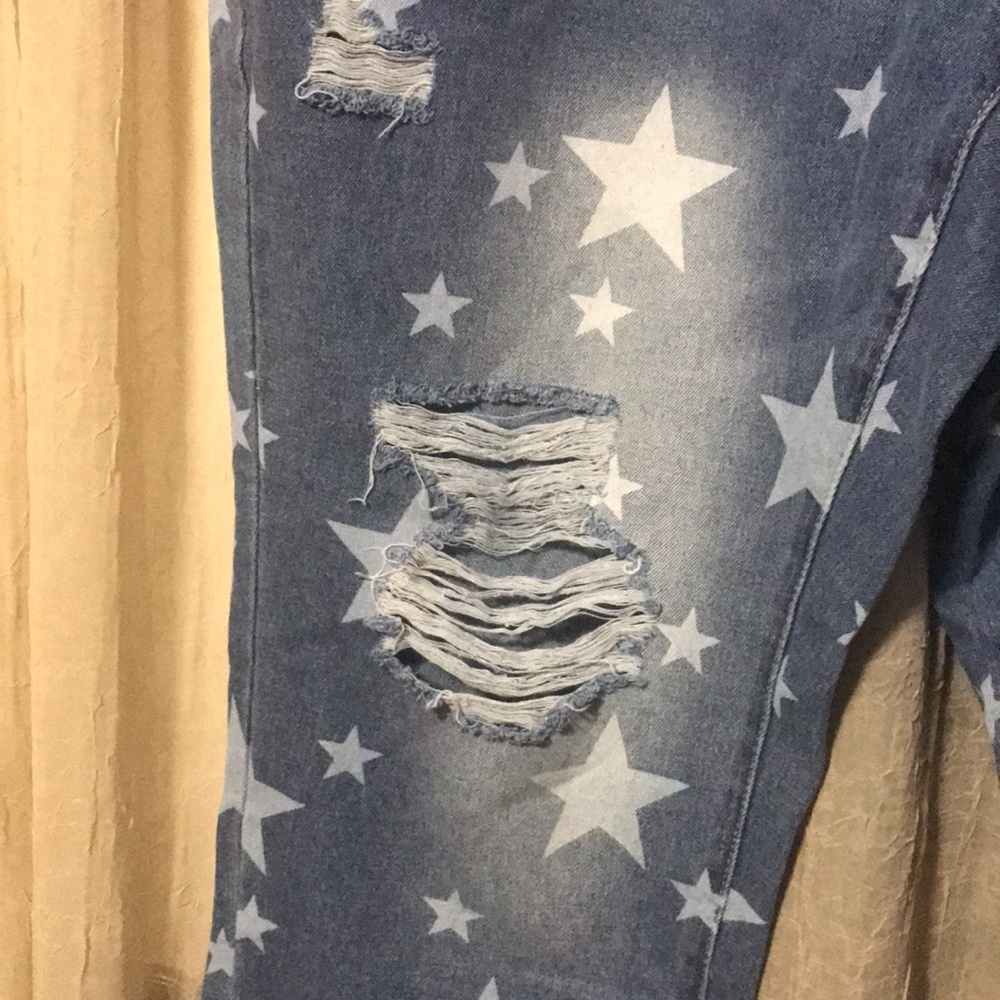 Fashion Plus Distressed Jeans - Picture 4 of 11